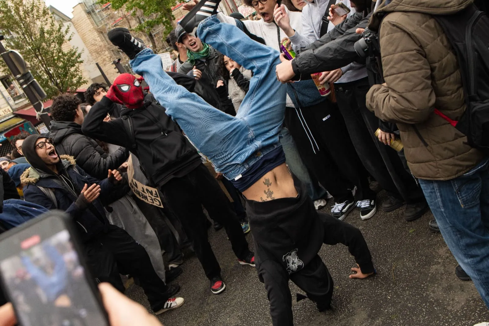 Dalla rabbia in piazza alle aura battle: i giovani tra bisogno di affermazione e ricerca di visibilità